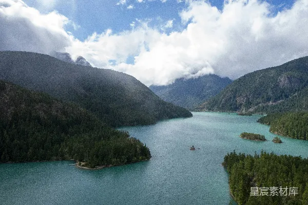 高清摄影 山间环绕的一片湖泊的俯视图