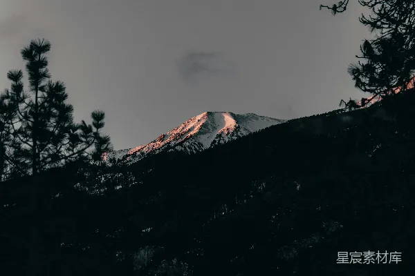 高清摄影 山脚下覆盖着白雪的山脉