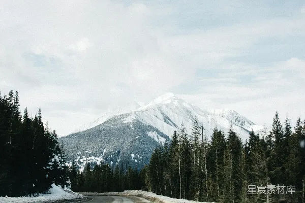 高清摄影 背景中有座山的道路