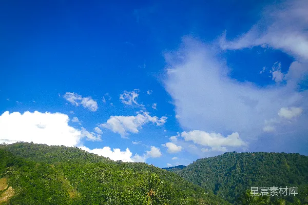 高清摄影 蓝天之下一片葱绿的山坡景色