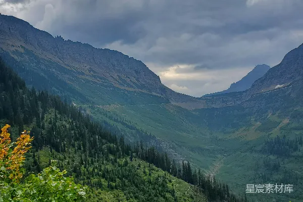 高清摄影 山谷远景，山峦在背景中