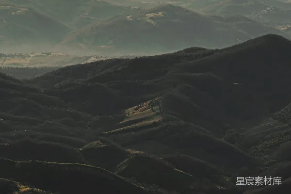 高清摄影 背景中有山的一处山谷景色