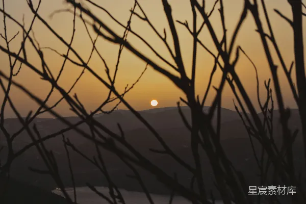 高清摄影 夕阳落下在一片水域之上