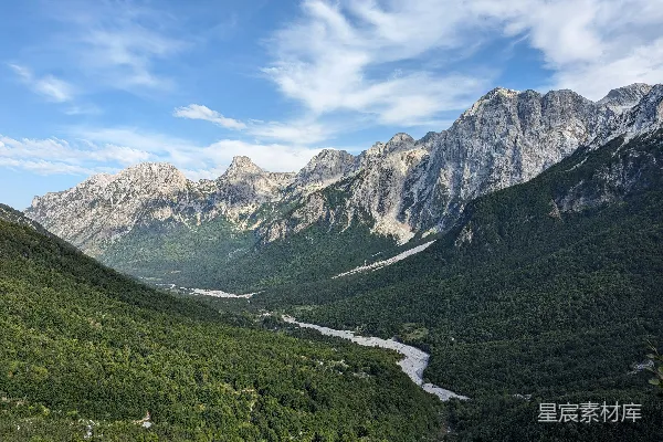 高清摄影 一条山谷的风景，山间有河流穿过。