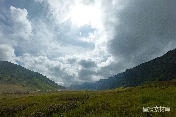 高清摄影 背景中有山的草坡山谷