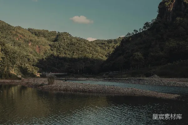 高清摄影 山间白天的水域