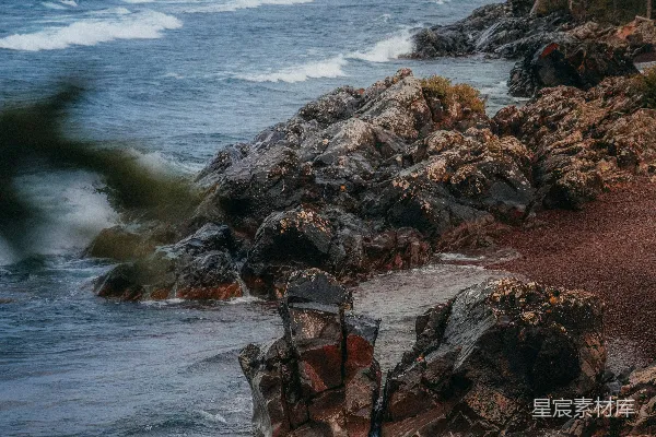 高清摄影 几人沿着岩石海岸行走