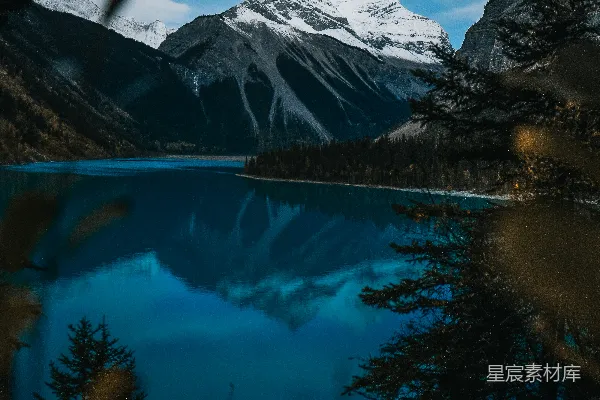 高清摄影 白天雪覆盖的山脚下的一片水域