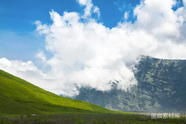 高清摄影 白天绿草地上方有白云和蓝天之间