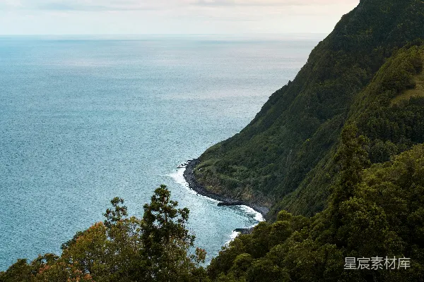 高清摄影 山坡上俯瞰的海景