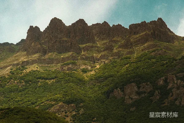 高清摄影 巍峨高山耸立于云天之间。