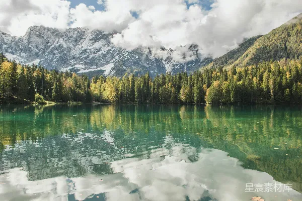 高清摄影 湖光山色间绿树丛生，白云浮绕，白天景色。
