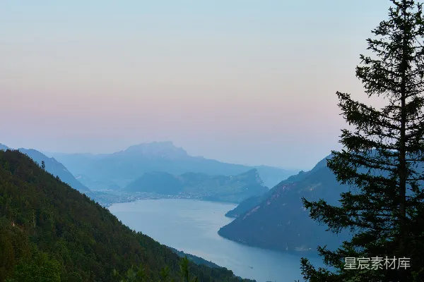 高清摄影 山顶俯瞰的湖泊与山景