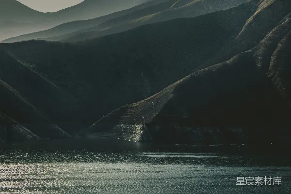 高清摄影 一片被山包围的大片水域