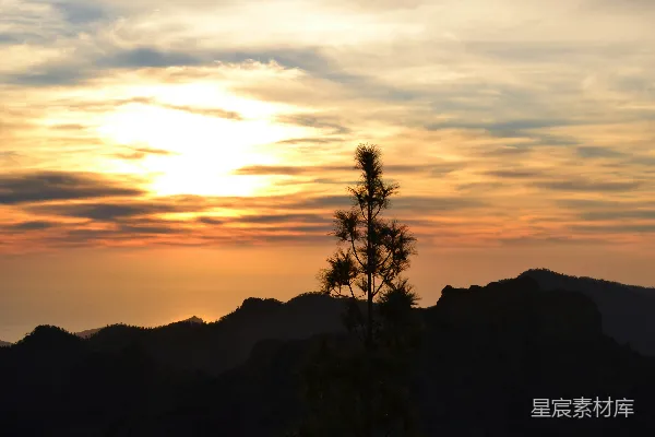 高清摄影 山峦之上，夕阳西下