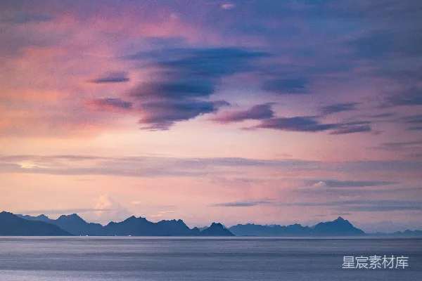 高清摄影 背景中有许多山的大型水域