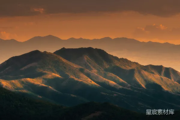 高清摄影 蓝天下的黑山在白天