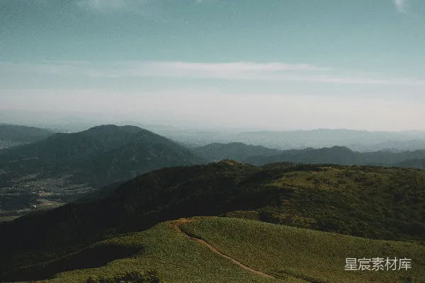 高清摄影 背景中有起伏的丘陵的一片草地山谷