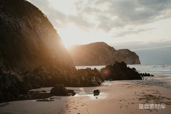 高清摄影 海滩上夕阳西下，留下脚印在沙滩上。