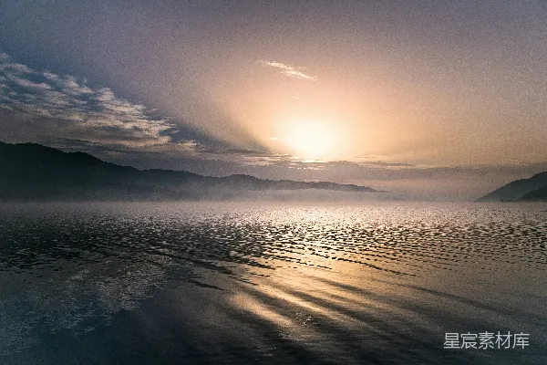 高清摄影 背景中有许多山的大型水域