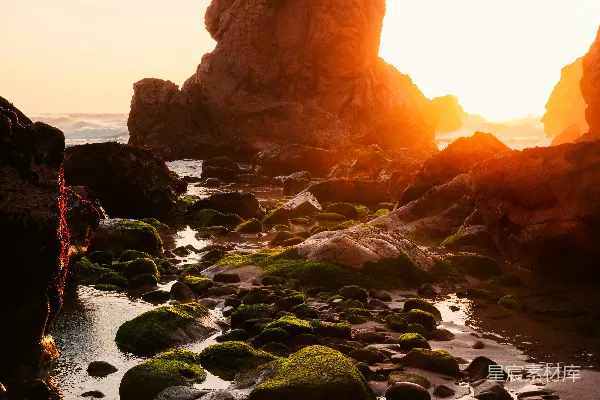 高清摄影 夕阳落下一片岩石海滩上