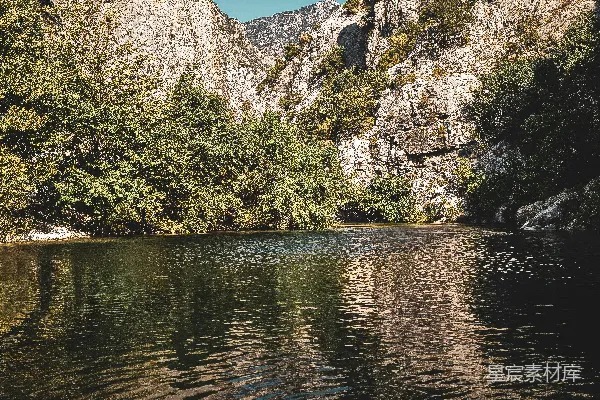高清摄影 被山和树围绕的一片水域