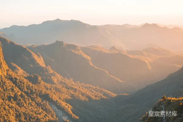 高清摄影 白云下的绿山峦