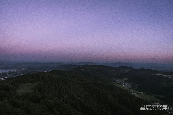 高清摄影 白云缭绕中的青绿群山于白天