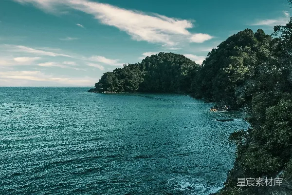 高清摄影 白天绿岛和棕色岛屿在蓝色的海面上，蓝天之下。