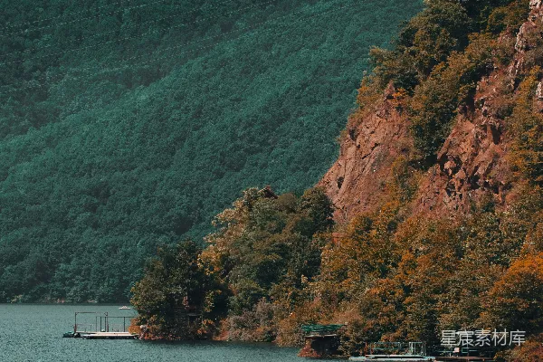 高清摄影 一片被葱郁山坡环绕的水域