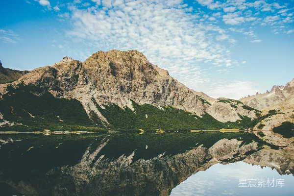 高清摄影 棕色山峦旁有一片水域