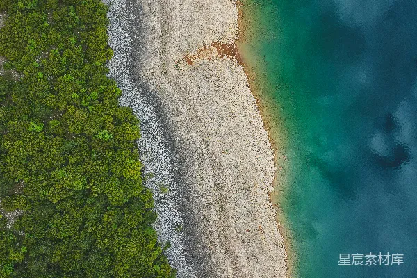 高清摄影 海滩和一片水域的空中视角