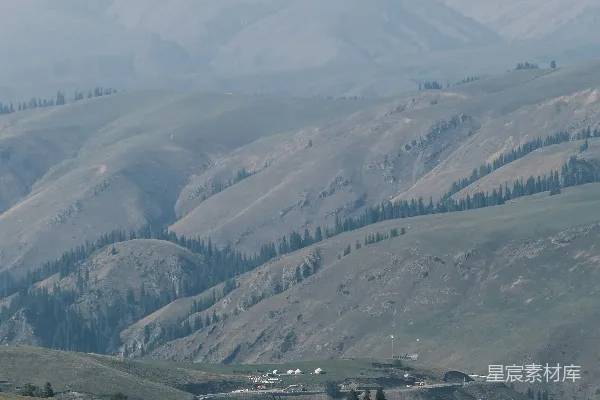 高清摄影 背景中有山的山谷景色