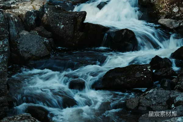 高清摄影 白天水滴落在岩石海岸上