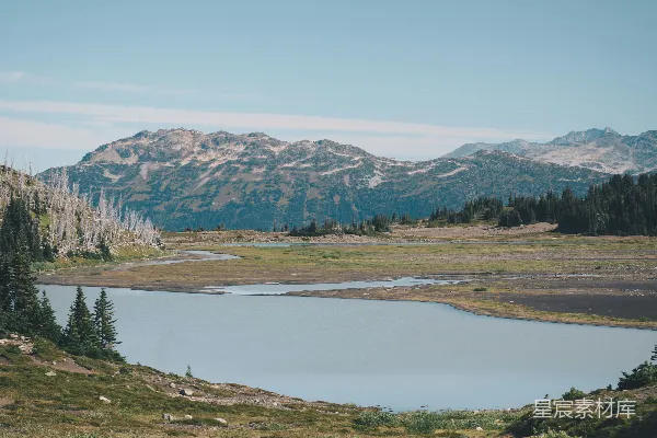高清摄影 白天绿树环绕着湖和山
