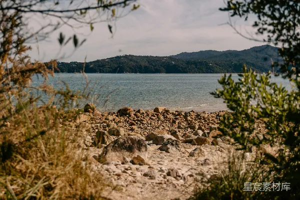 高清摄影 湖边被树木和岩石环绕的风景美景。
