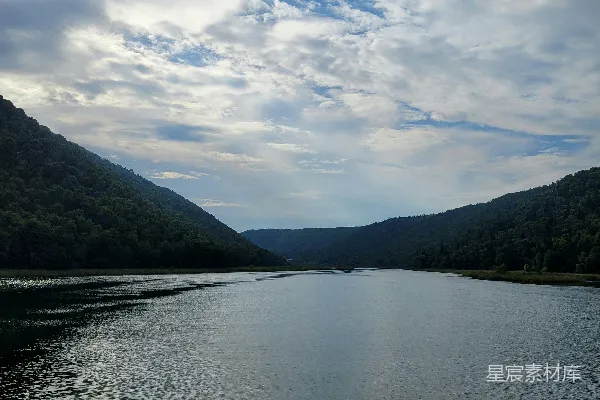 高清摄影 山间云雾缭绕中的水域