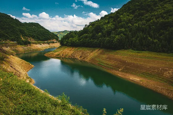 高清摄影 一条河流穿过山谷