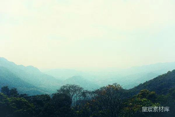 高清摄影 山峦之间有树木和山脉的远景