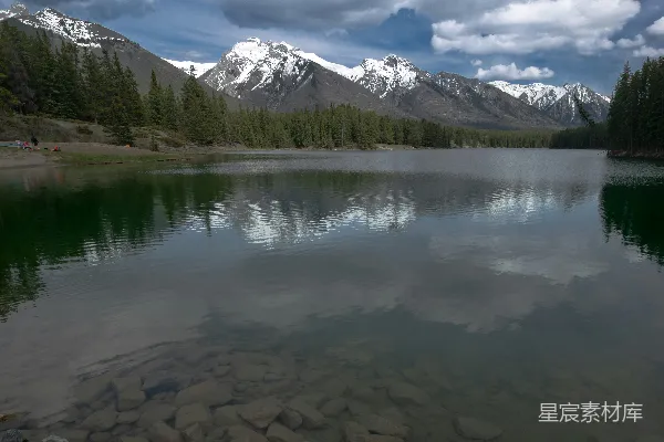 高清摄影 山间一片湖水，云层密布的天空中。