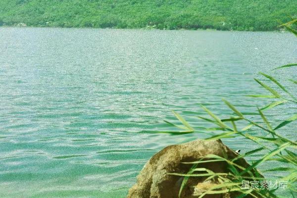 高清摄影 绿山 overlook 着一片清澈的蓝湖