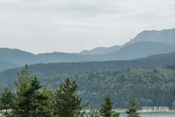 高清摄影 湖畔环绕着树木和山景的一览