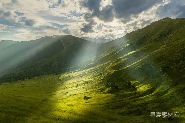 高清摄影 一个绿 hills 缭绕的山谷