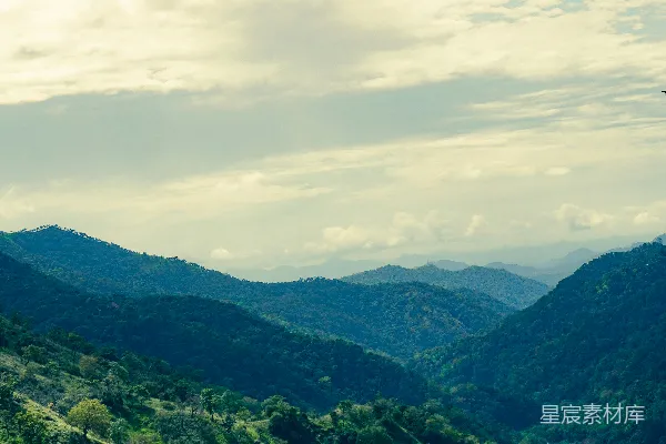 高清摄影 背景是连绵山脉的绿意盎然山谷美景