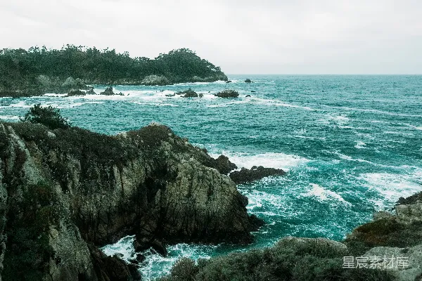 高清摄影 岩石嶙峋的海岸与汹涌的海水相遇。