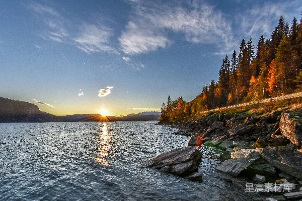 高清摄影 夕阳西下在一座山间的湖泊之上