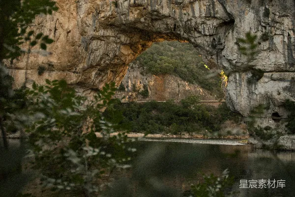 高清摄影 灰岩山体傍着地表水域的白天景色