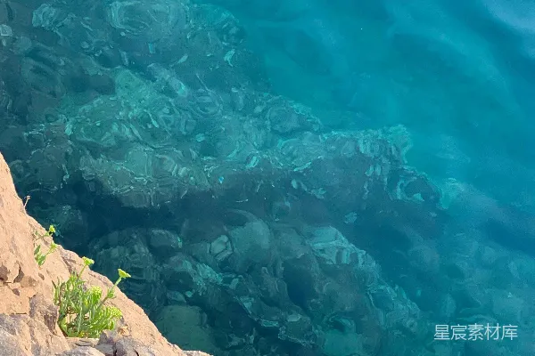 高清摄影 白天褐色岩石 Formation 靠近蓝色的水域中