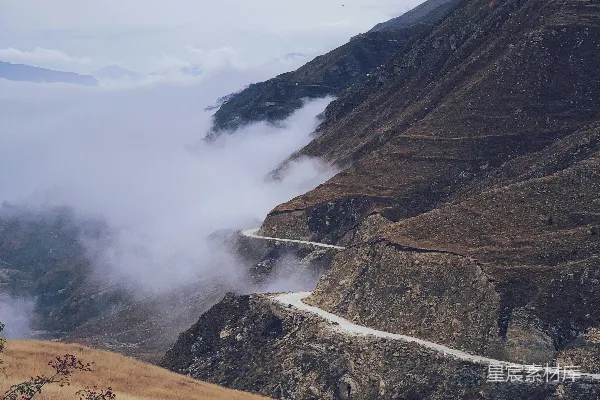 高清摄影 山间蜿蜒的道路