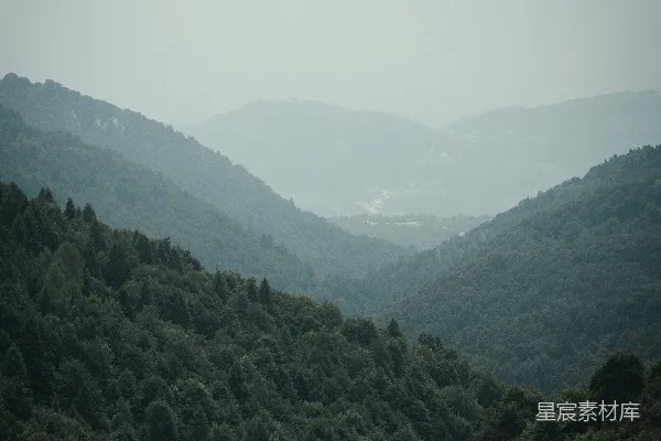 高清摄影 雾山山脉覆盖着茂密的绿色森林